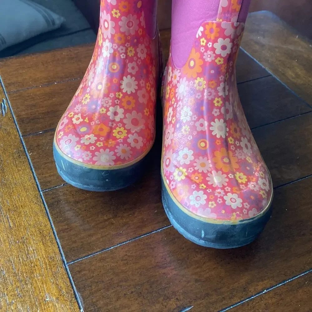 Bogs classic Daisy Love Me pink snow rain boot 30 spring girly  youth size 5